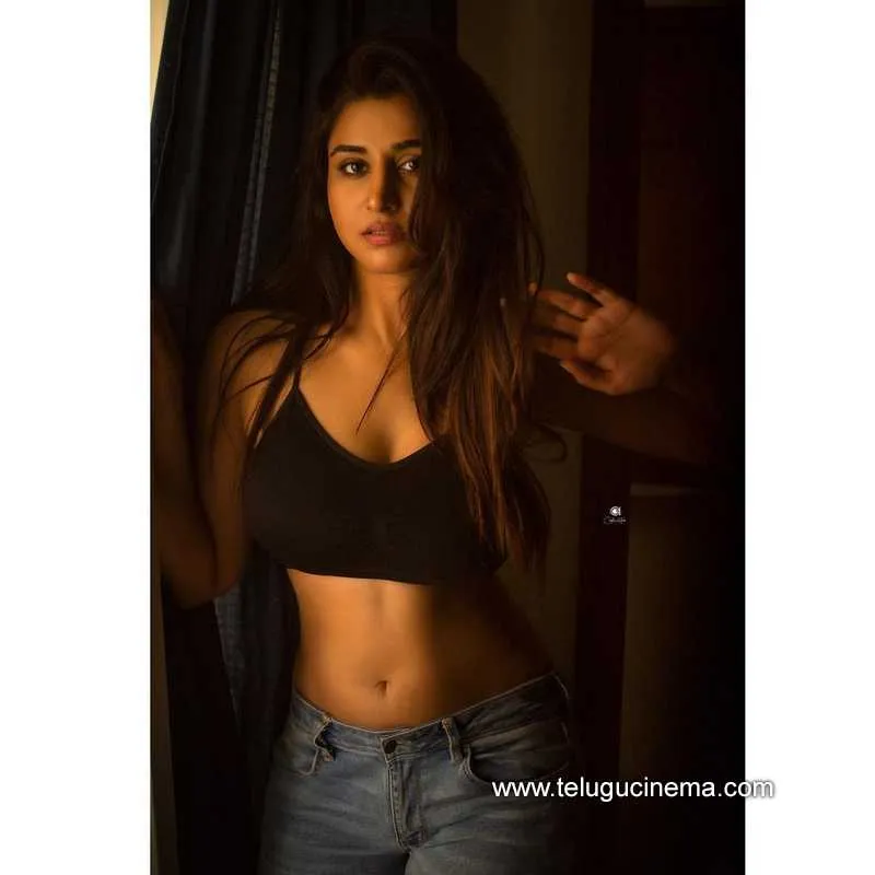Varshini Stills 120322 003