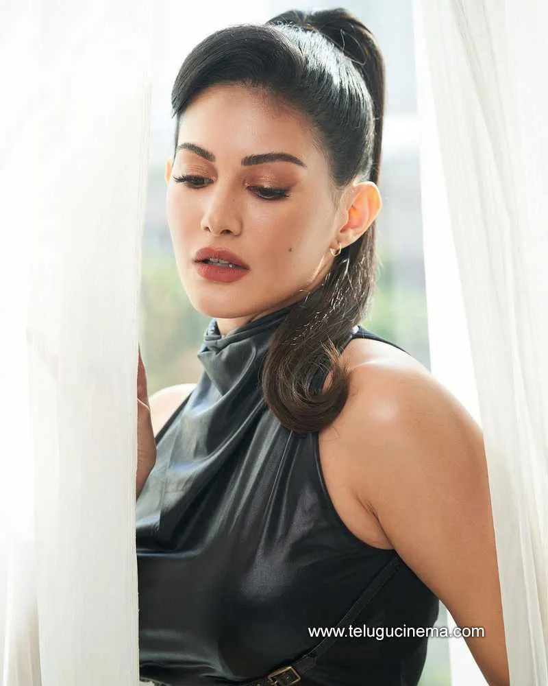 Amyra Stills 290422 005