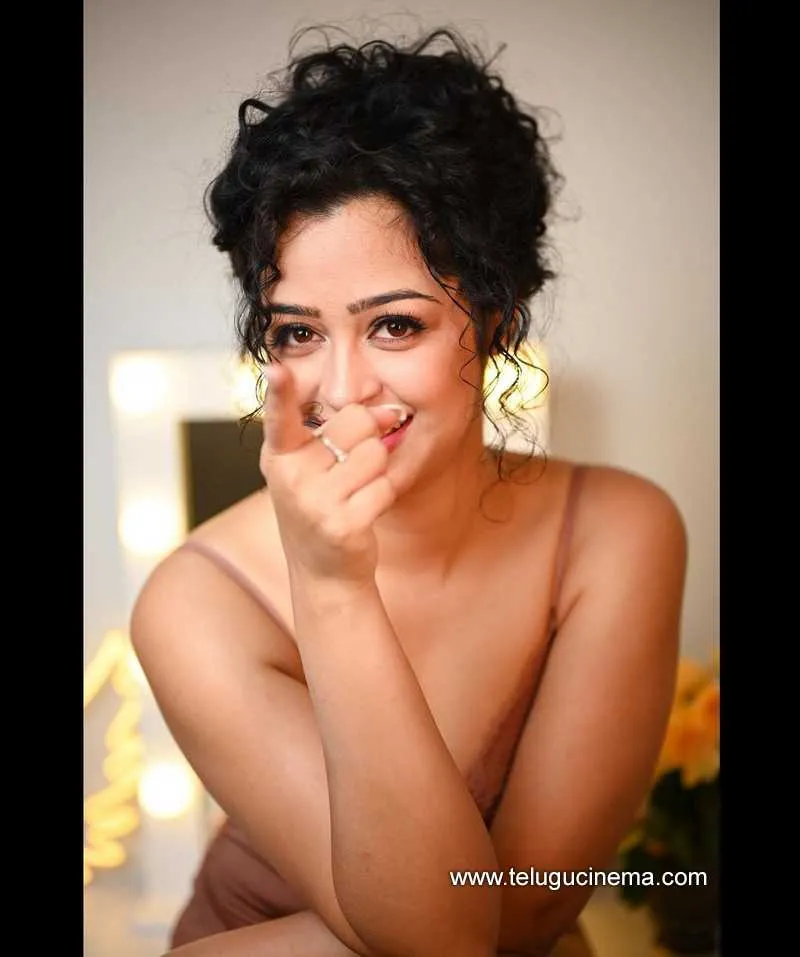 Apsararani Stills 190422 004