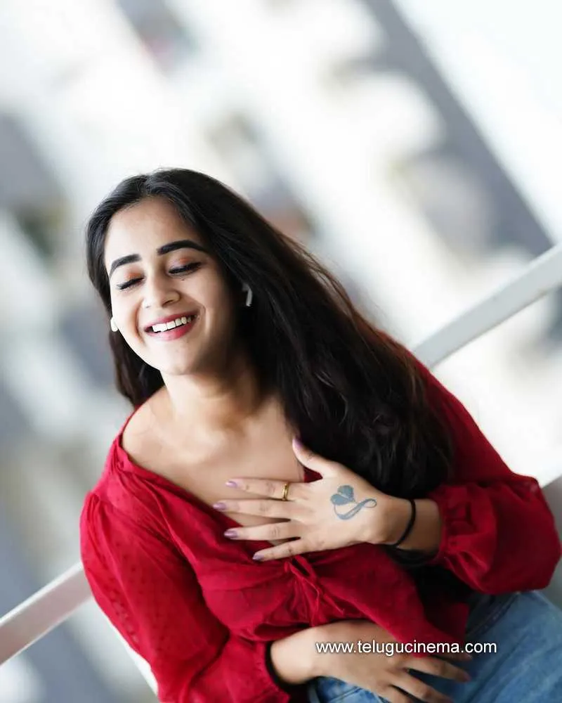 Deepthi Stills 150422 004