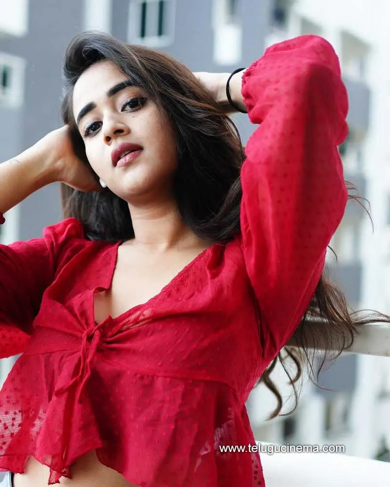 Deepthi Stills 150422 006