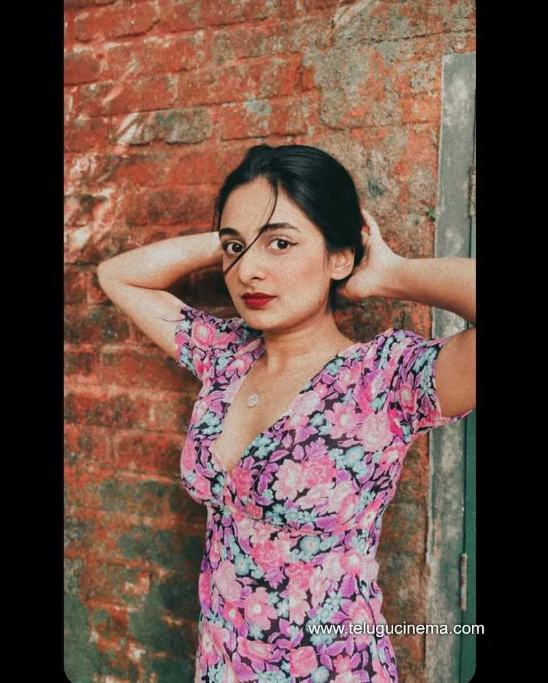Estheranil Stills 250422 002