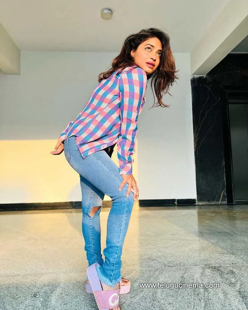 Harika Stills 030422 004