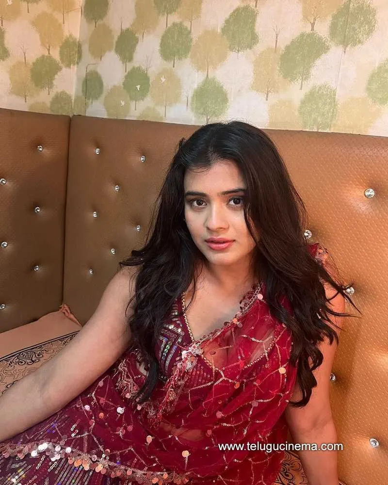 Hebah Stills 110422 002