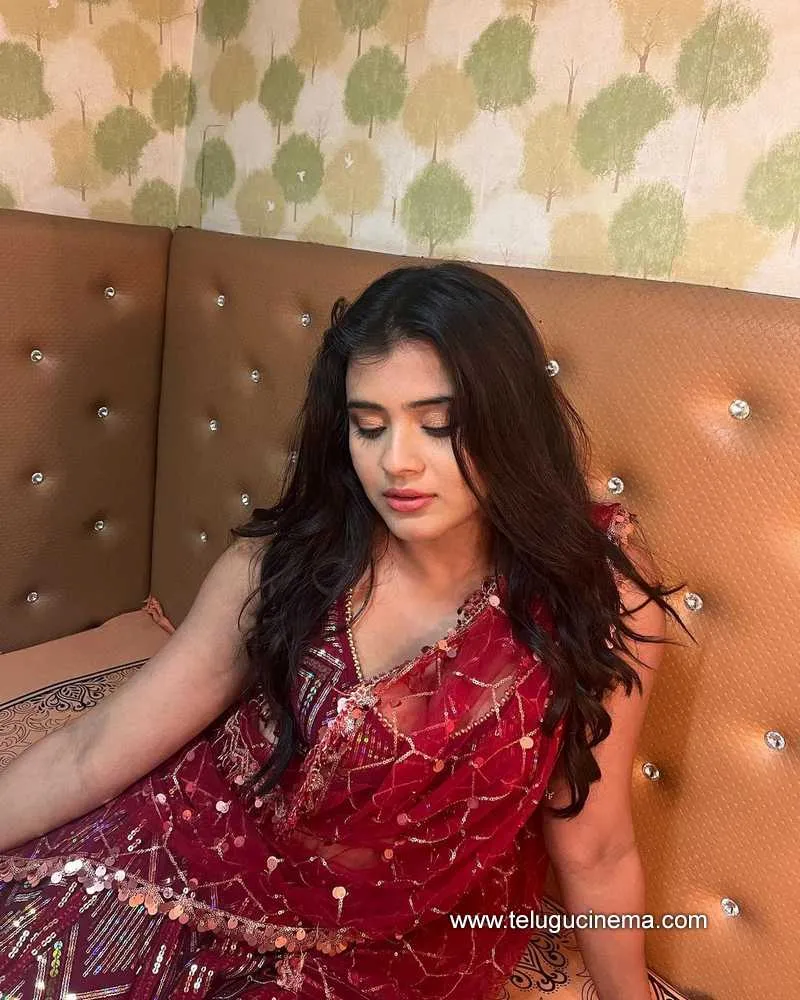 Hebah Stills 110422 003