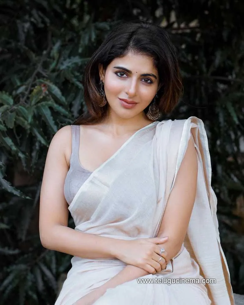 Iswarya Stills 140422 002