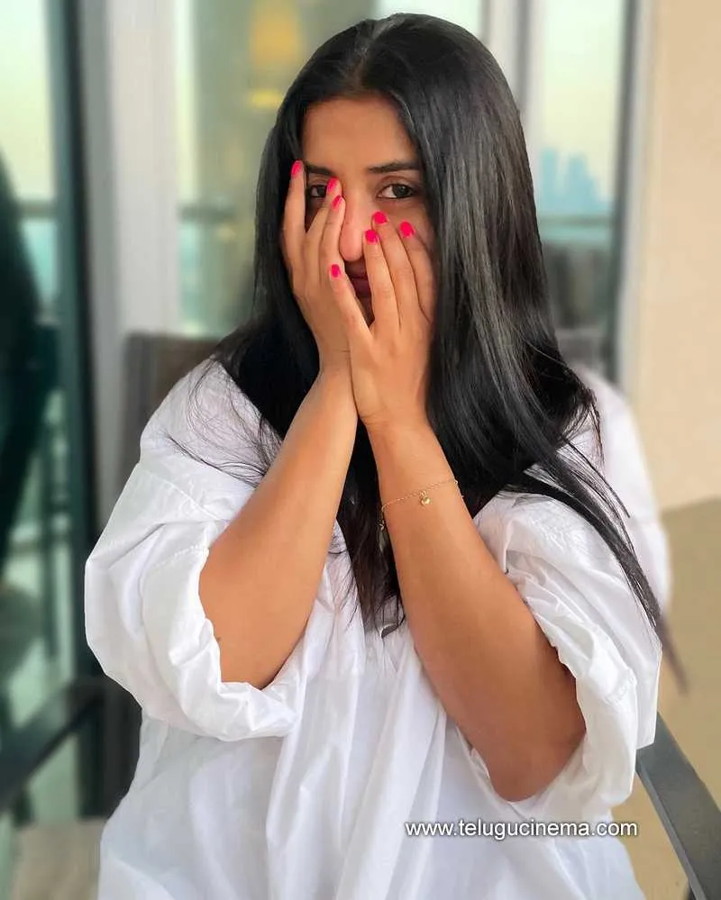 Meera Stills 080422 005