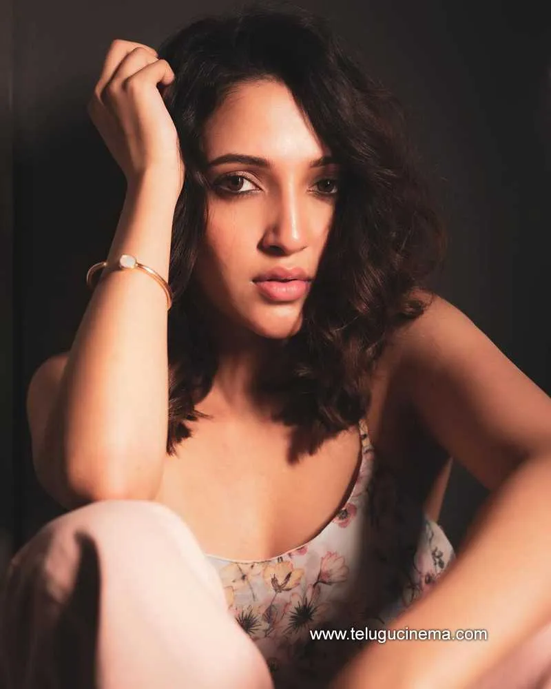 Nehashetty Stills 140422 002