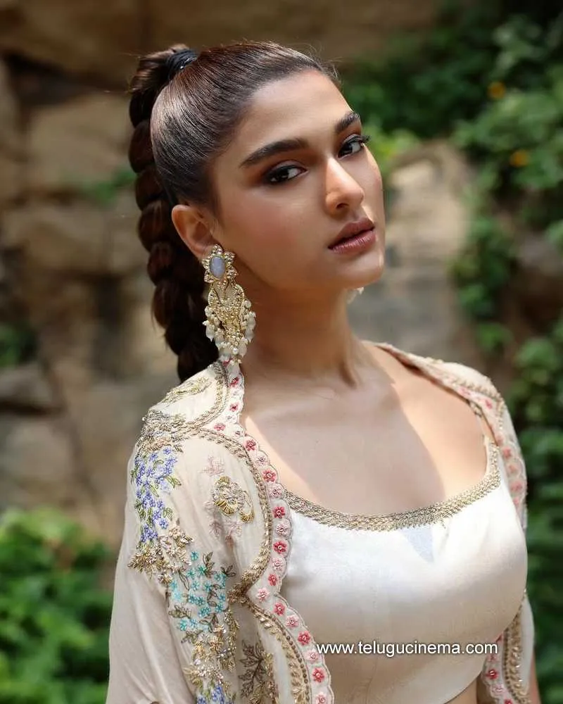 Saieemanjrekar Stills 050422 002