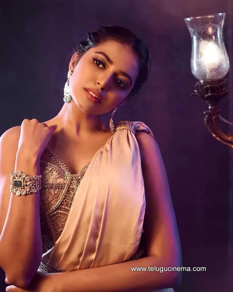 Shivani Stills 050422 003