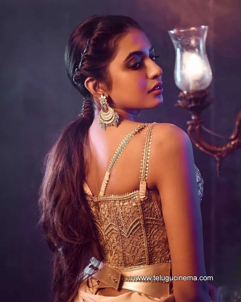 Shivani Stills 050422 004