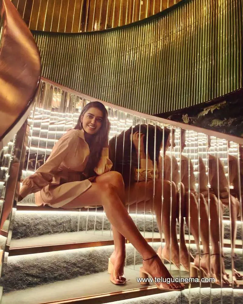 Shivani Stills 150422 003