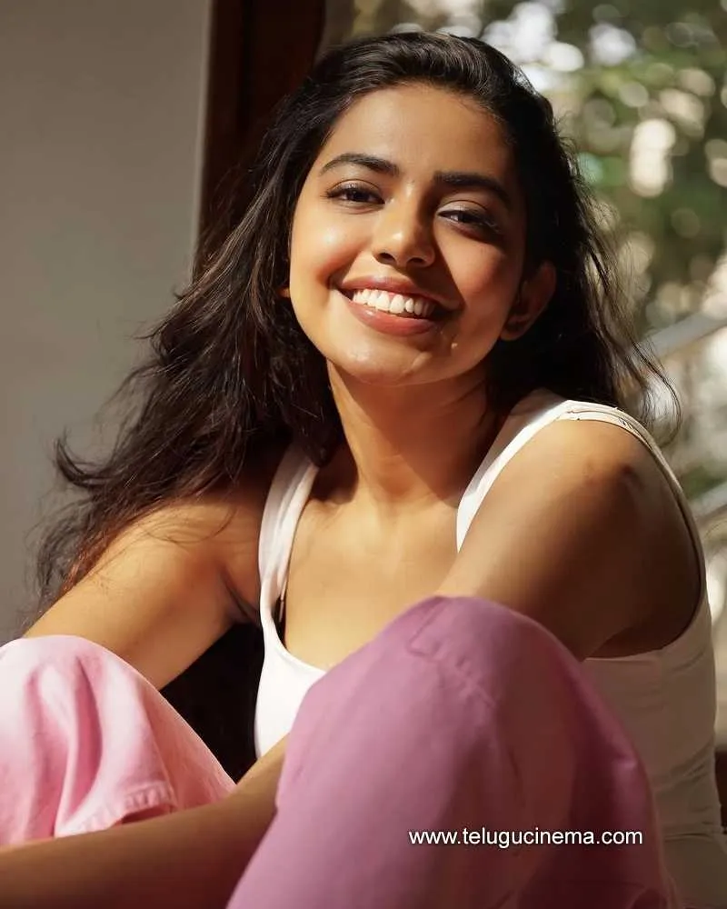 Shivani Stills 190422 001