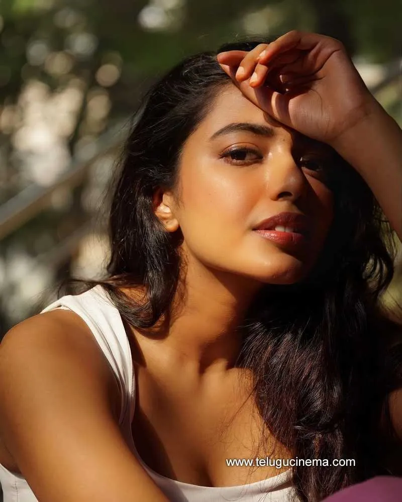 Shivani Stills 190422 002