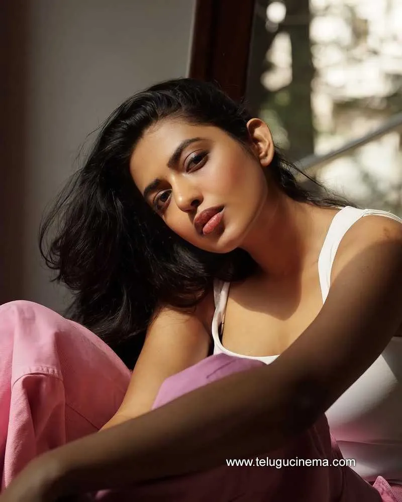 Shivani Stills 190422 003