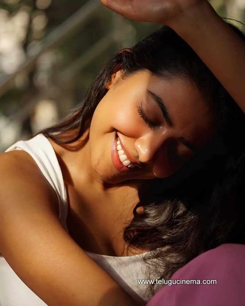 Shivani Stills 190422 006