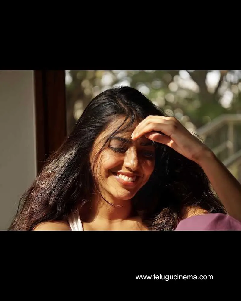 Shivani Stills 190422 008