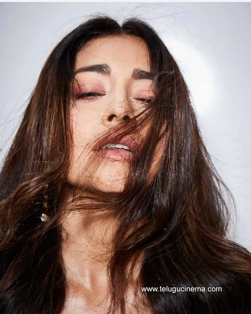 Shriyasaran Stills 290422 002