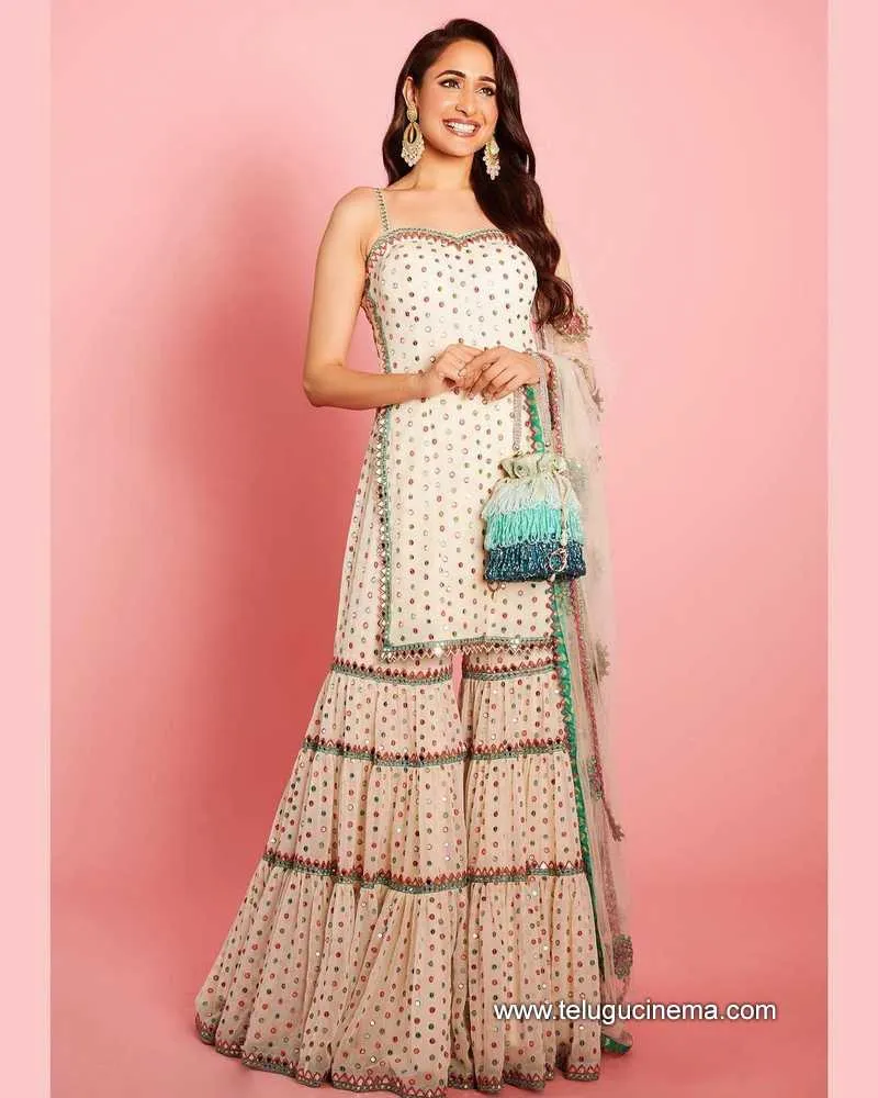 Pragya Stills 050522 003