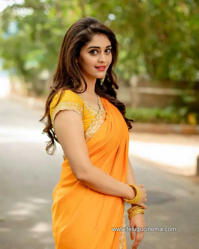 Surbhi Stills 030522 001