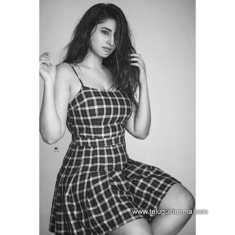 Varshini Stills 040522 002