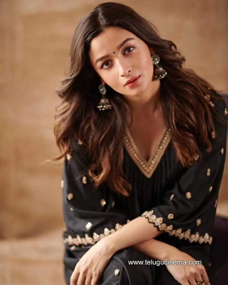 Alia Stills 300722 003