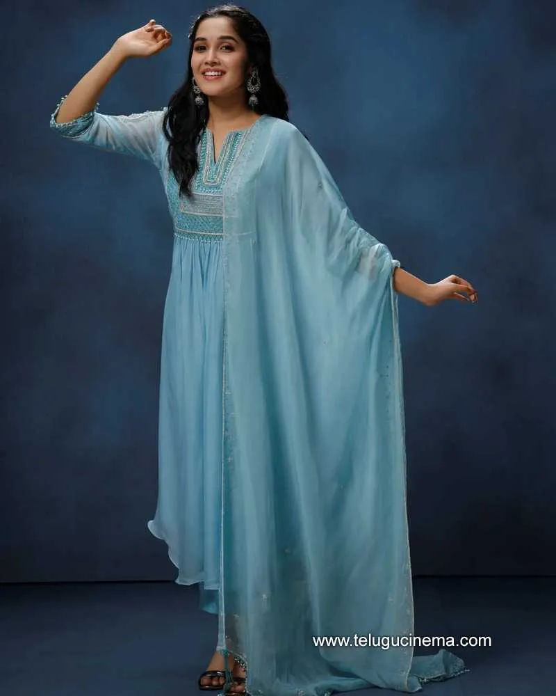 Anikha Stills 060722 003