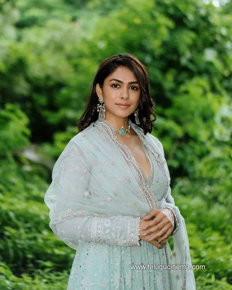 Mrunali Stills 230722 003
