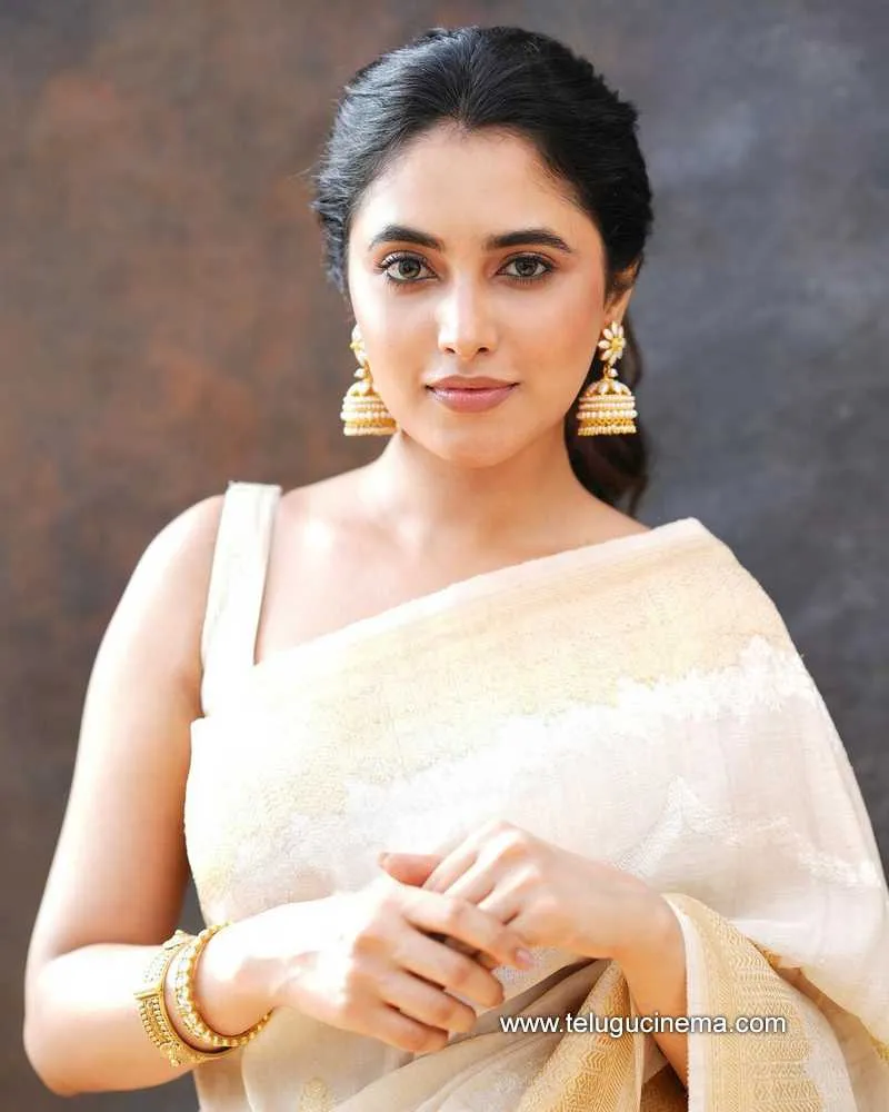 Priyanka Stills 300722 001