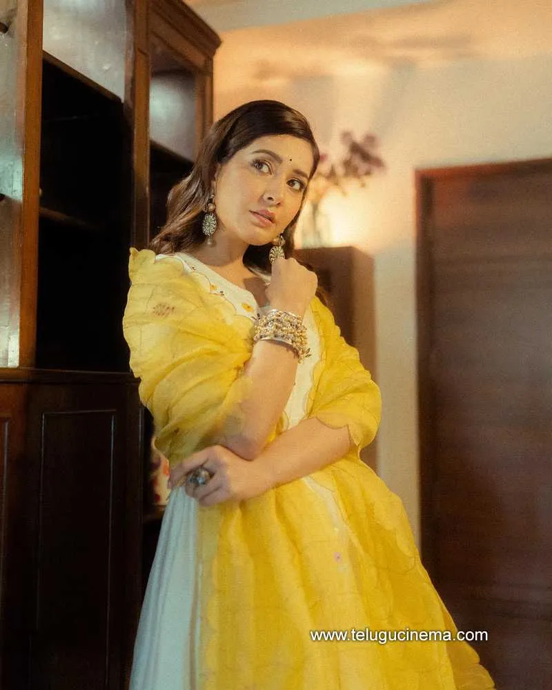 Raashikhanna Stills 110722 004