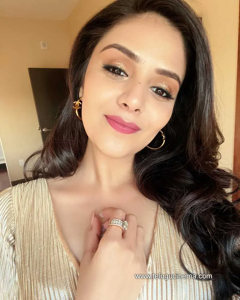 Sreemukhi Stills 090722 004