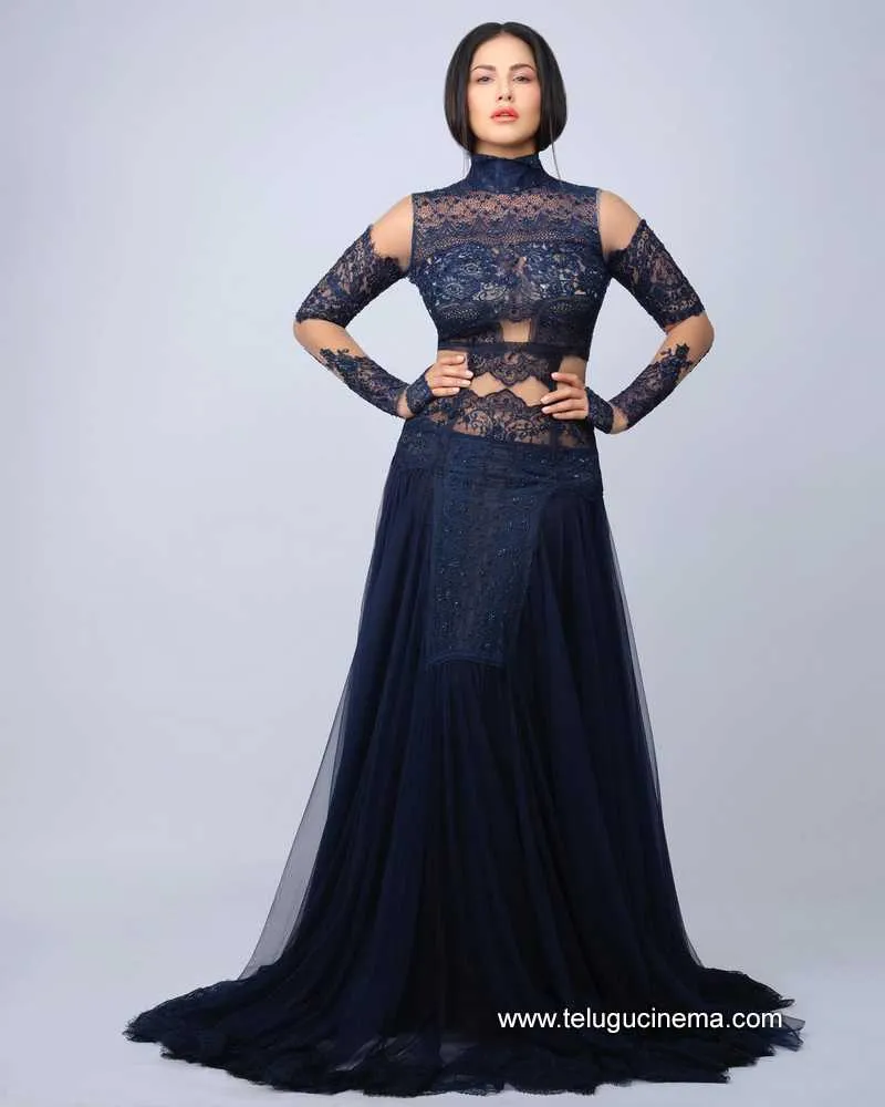 Sunnyleone Stills 120722 001
