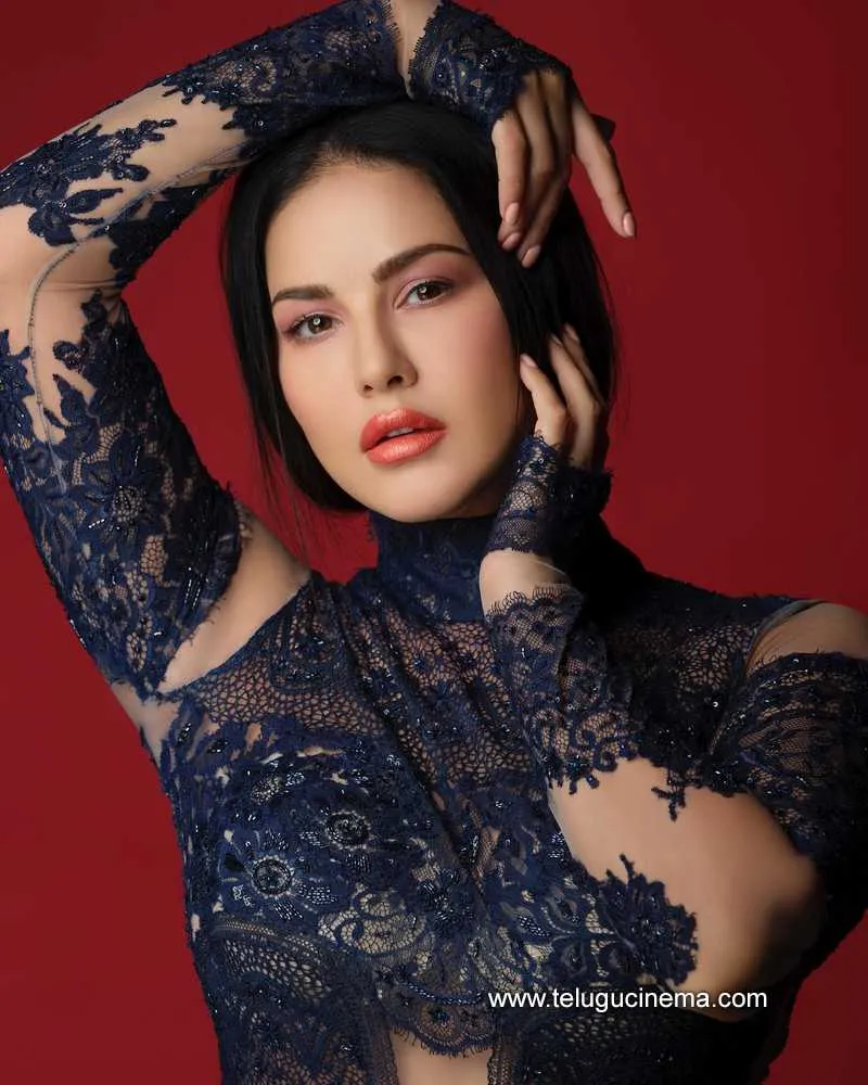 Sunnyleone Stills 120722 003