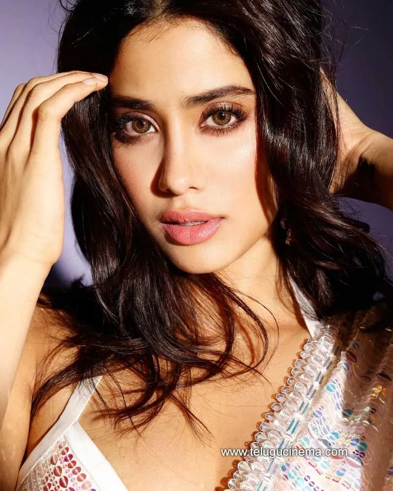 Janhvi Stills 270822 003