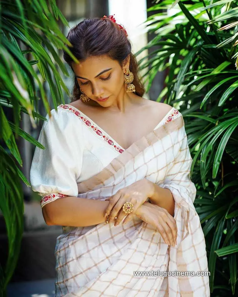 Manonna Stills 250822 005