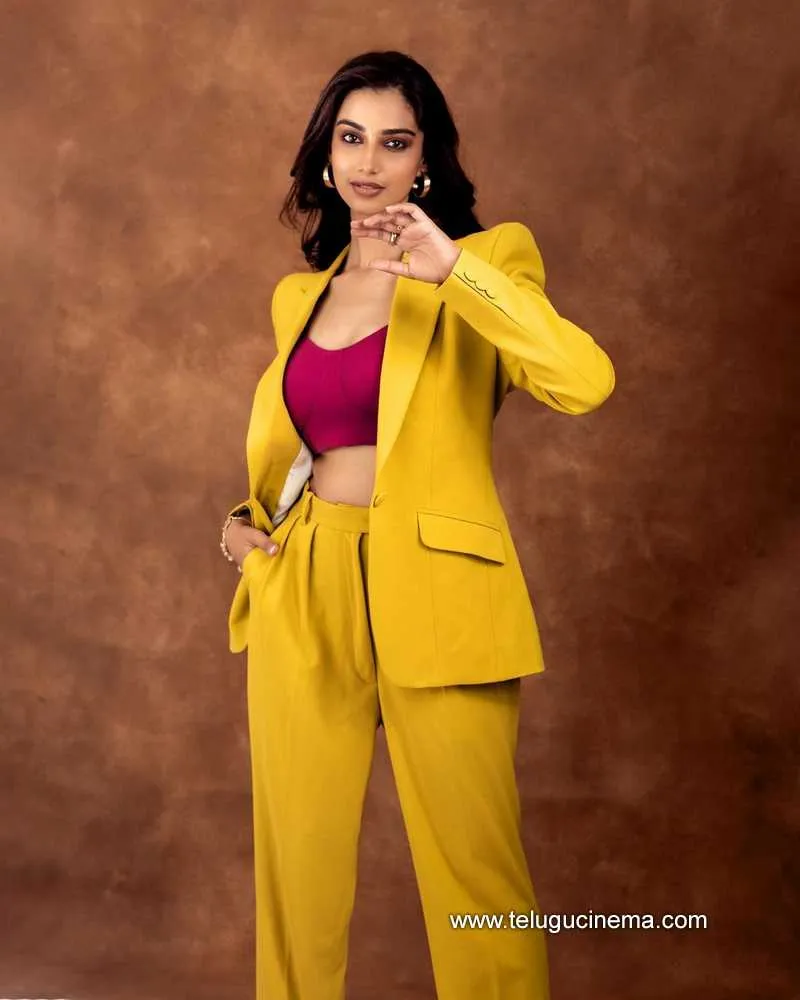 Meenakshi Stills 150822 001