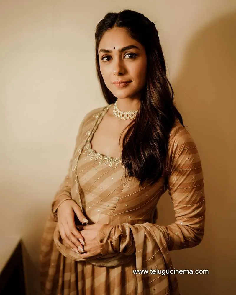 Mrunalthakur Stills 030822 004