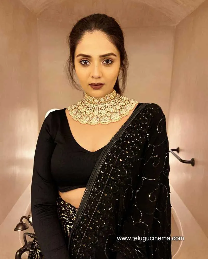 Sreemukhi Stills 190822 005