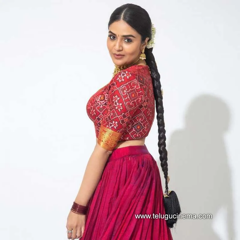 Sreemukhi Stills 310822 008