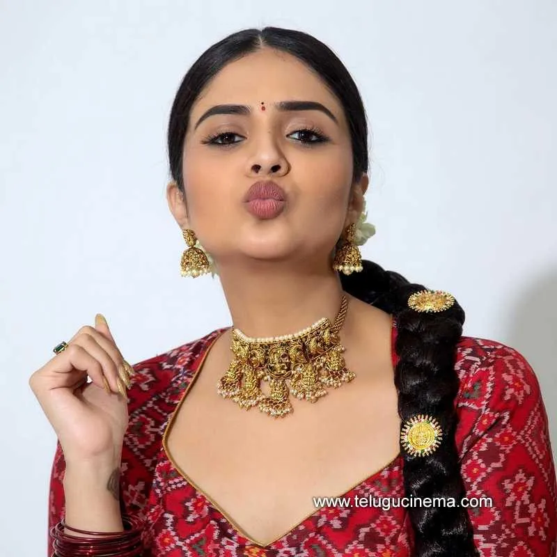 Sreemukhi Stills 310822 009