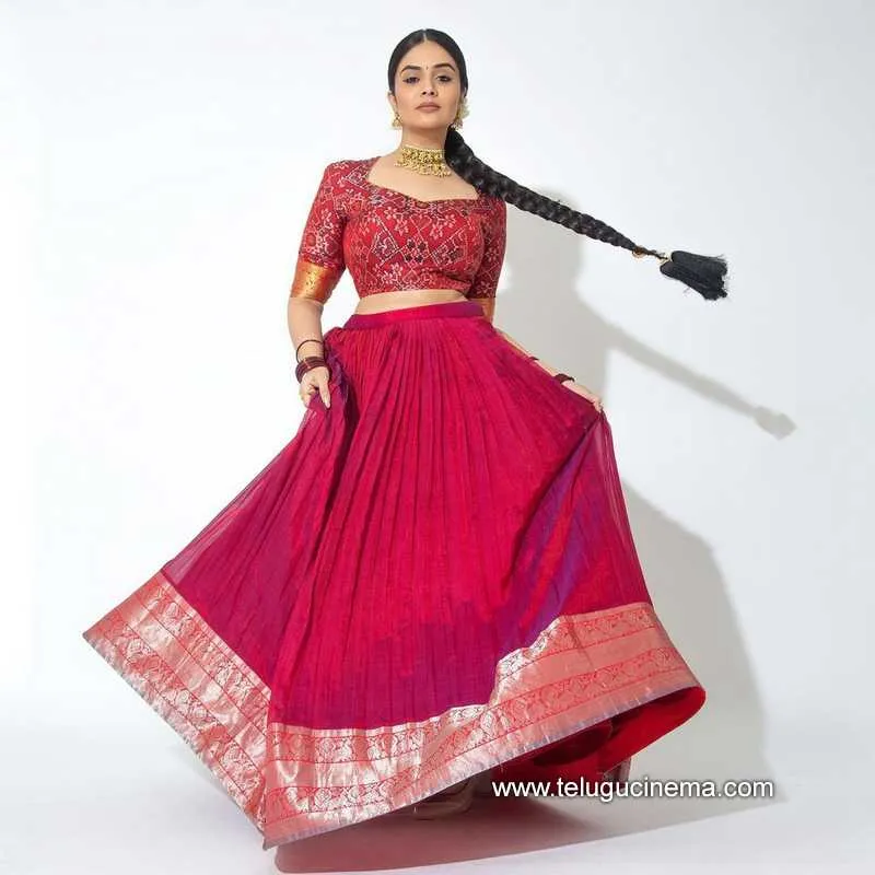 Sreemukhi Stills 310822 010