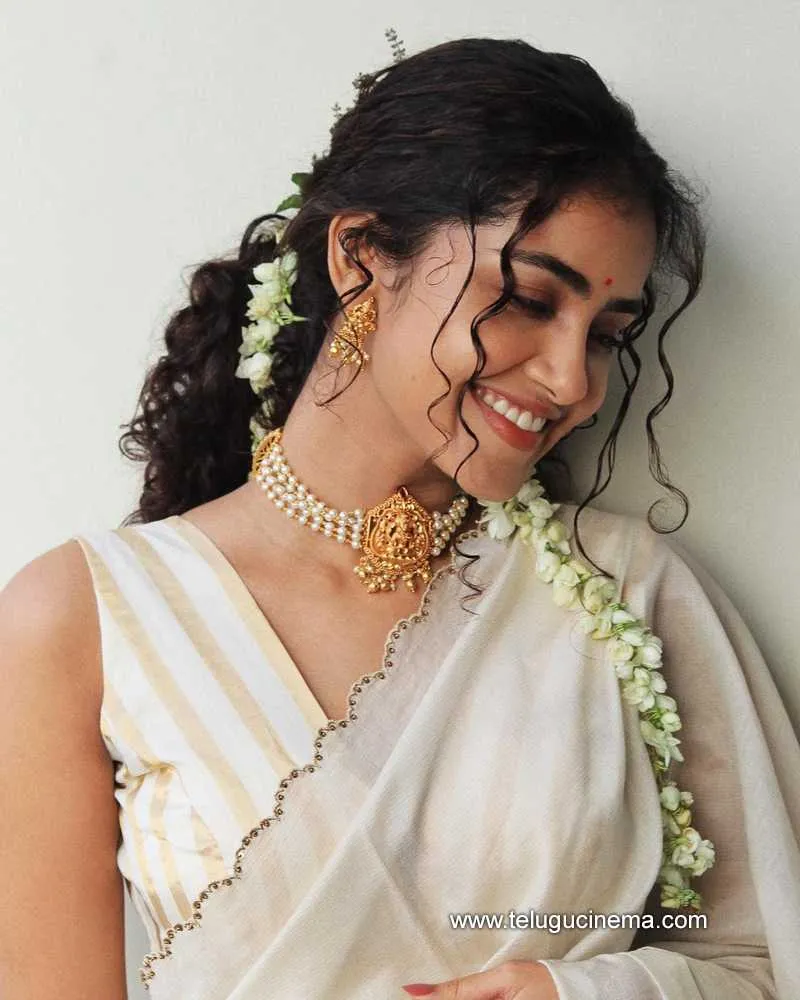 Anupama Stills 80922 001 1