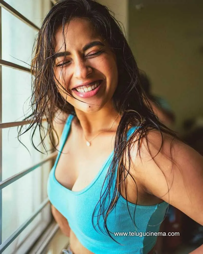Komalee Stills 80922 001