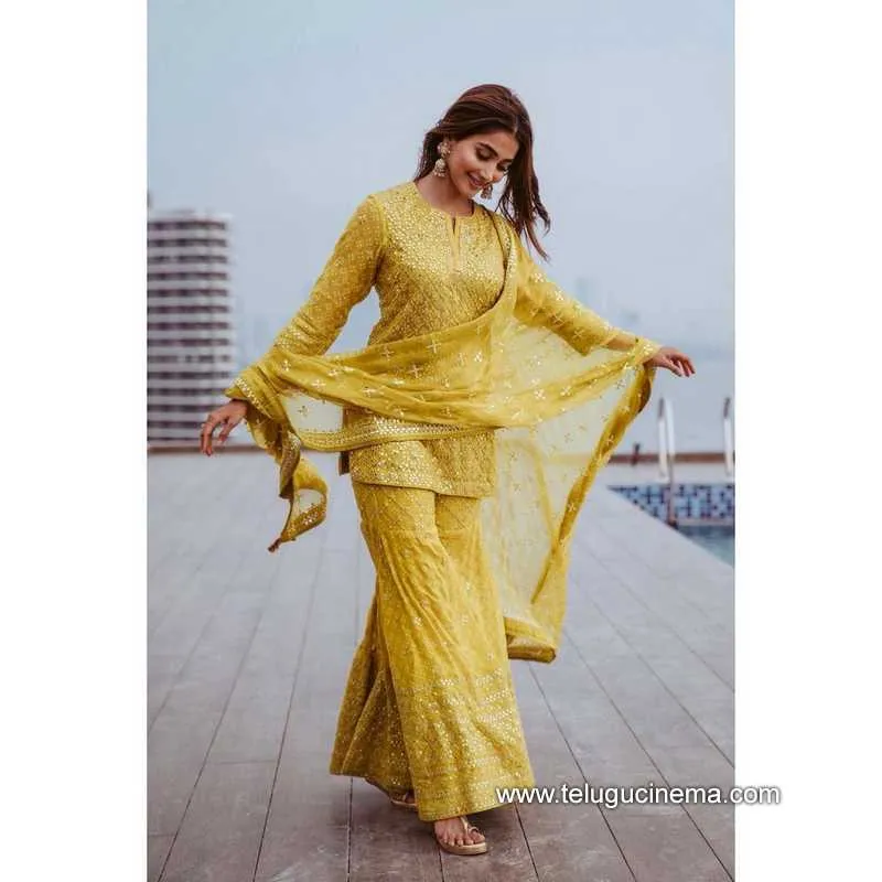 Pooja Stills 020922 001