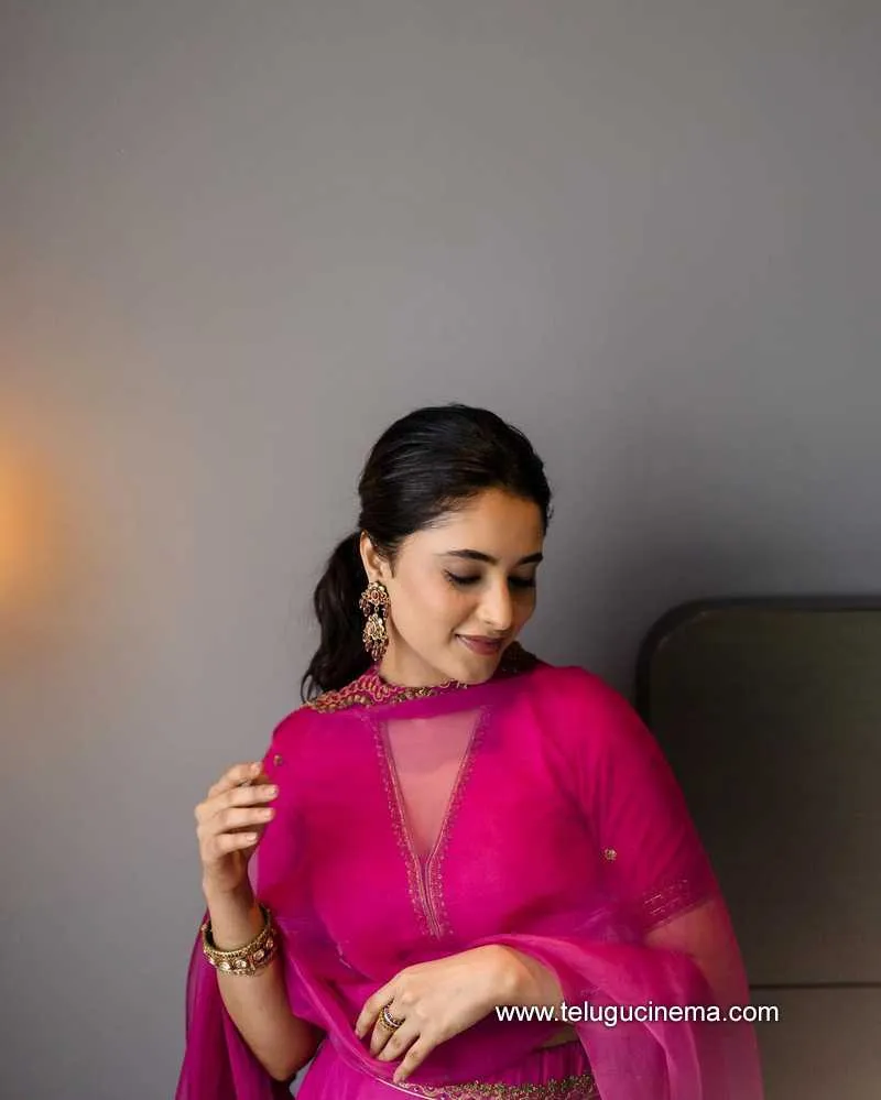 Priyanka Stills 150922 001