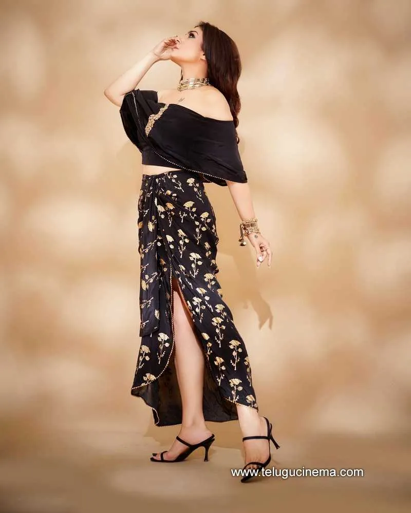 Raveena Stills 130922 004