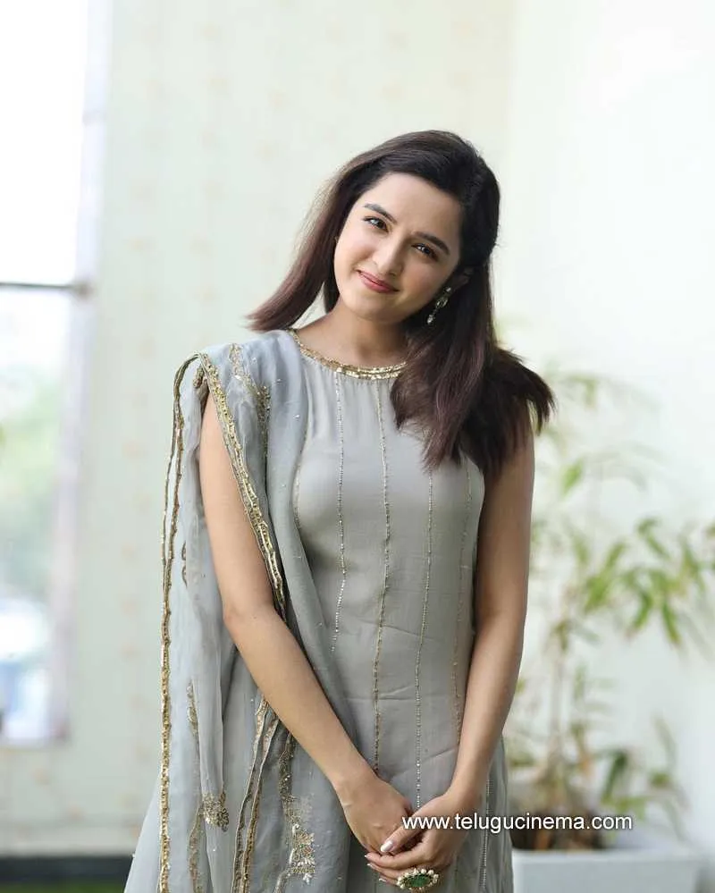 Shirley Stills 270922 002