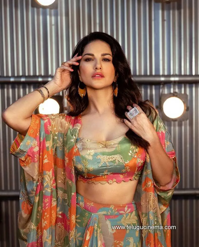 Sunnyleone Stills 200922 001