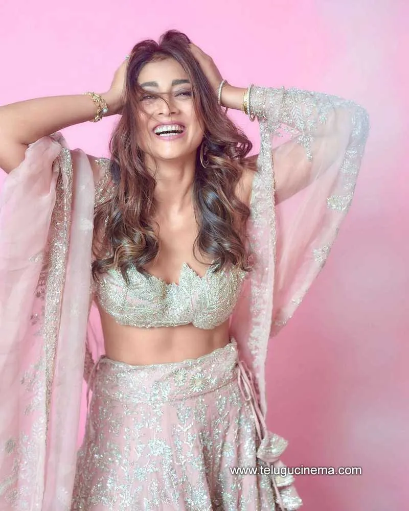 Shriyasaran Stills 25 10 22 001