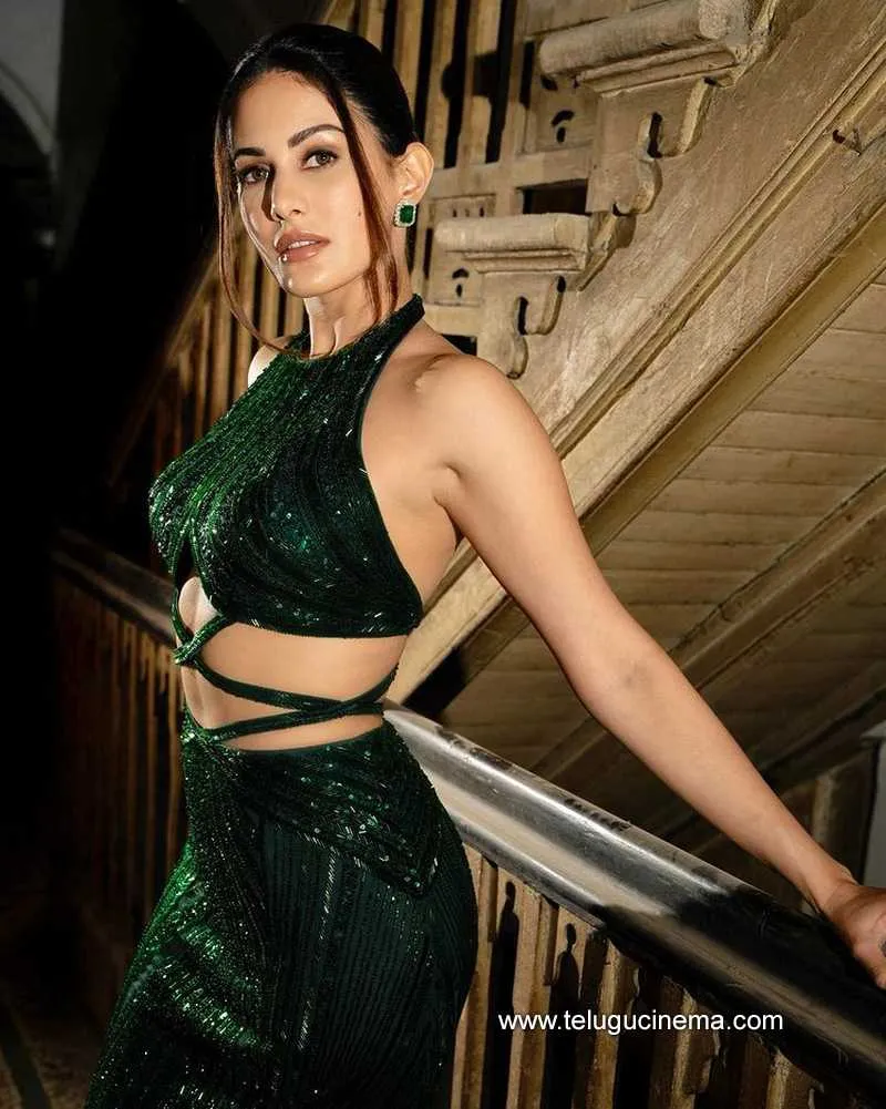 Amyra Stills 22 12 22 001